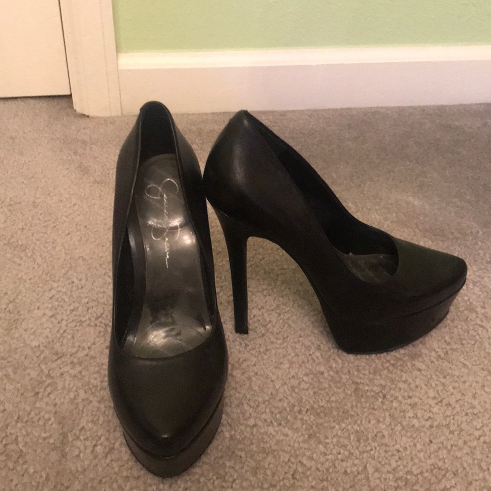 Jessica Simpson’s black heels